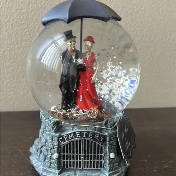 Bella Lux Halloween Skeleton Couple In Cemetery Water Globe Musical New - Picture 1 of 4